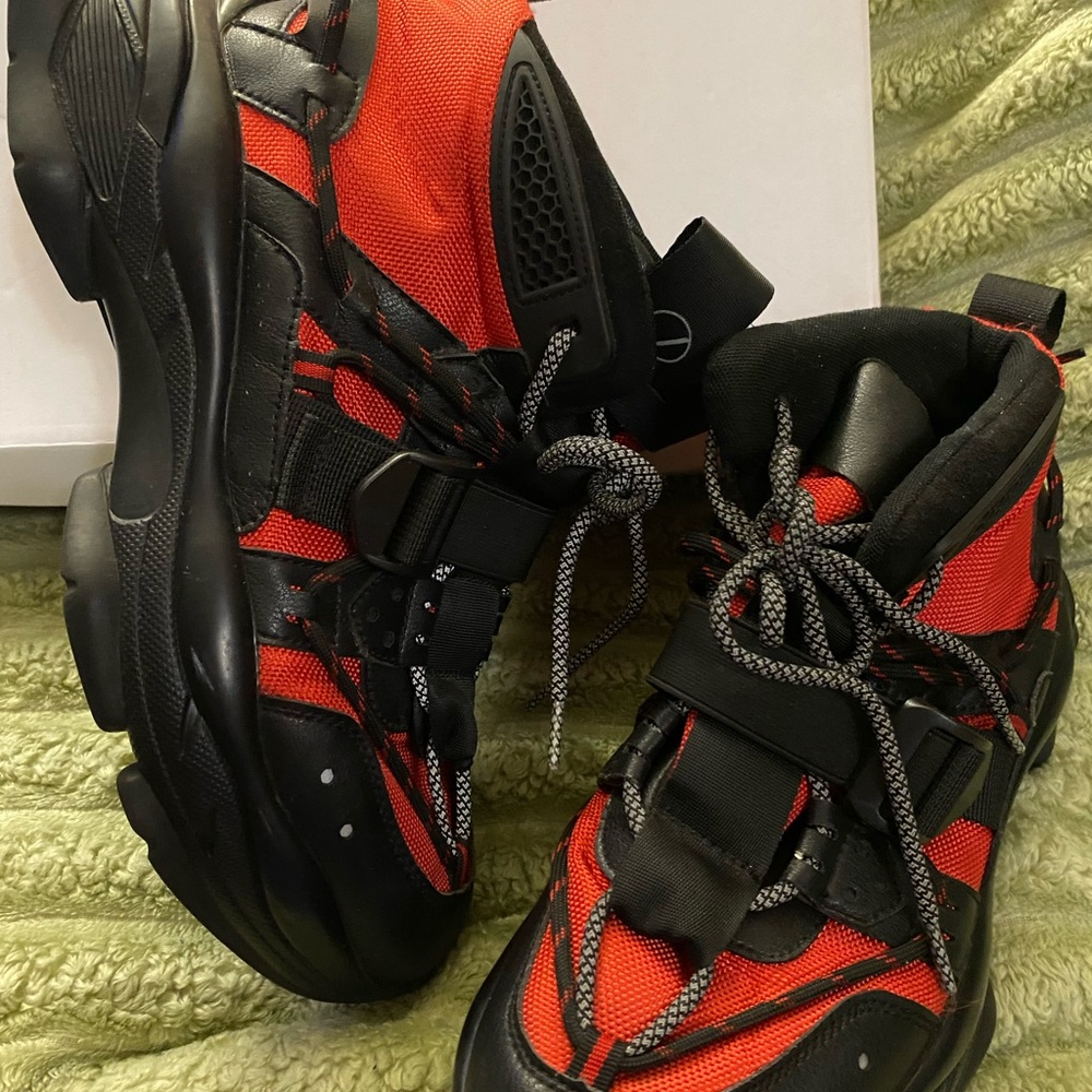 Stylish Red and Black Men's Sneakers
